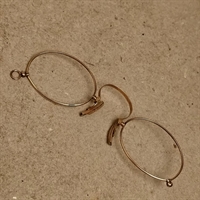 guldfarvet metalstel næsebrille gamle briller genbrug.